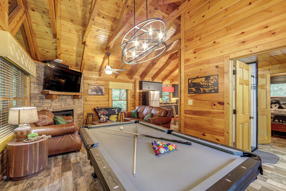 1 Mi to Dtwn Gatlinburg: Hot Tub Haven in Smokies!