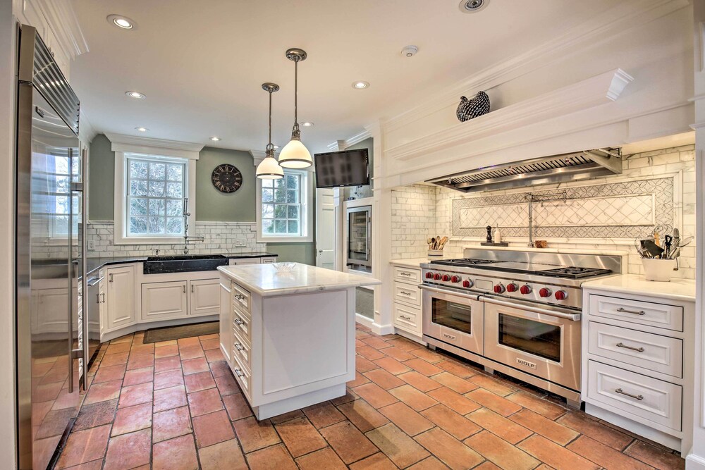 Spacious Estate w/ Courtyard: 2 Miles to Downtown!