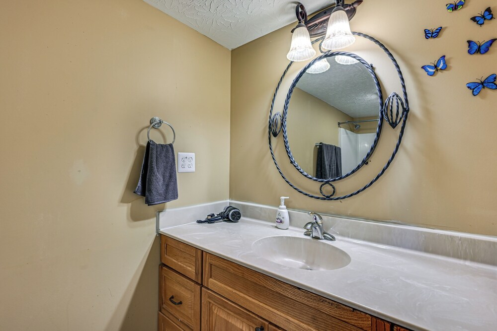 6 Mi to Lake Liberty: Pet-friendly Home w/ Yard