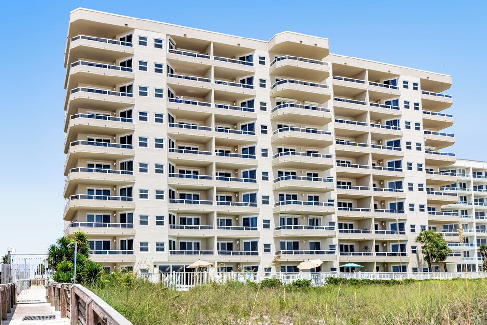 4BR Condo w/ Gulf Views & Amenities