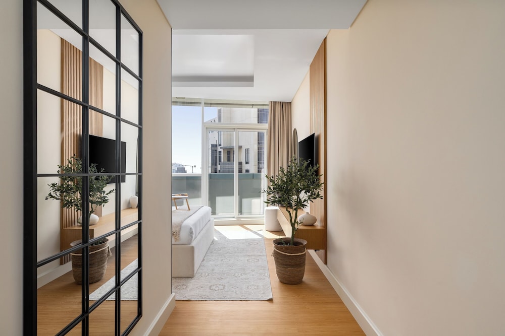 Maison Privee - Dazzling Downtown Retreat w/ Panoramic City Views