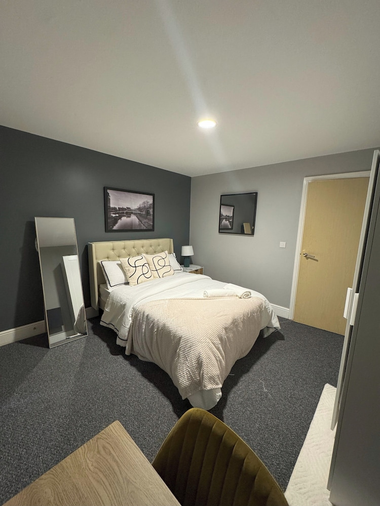 Modern 2 Bedroom City Oasis in Manchester