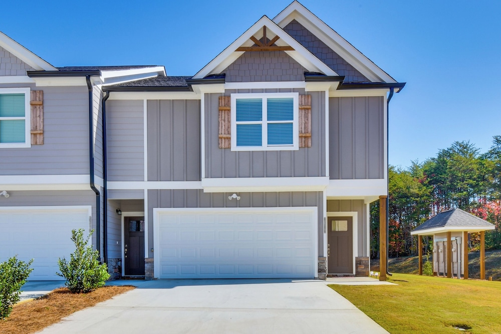 Family Friendly: Modern Townhome in Lula! view 3