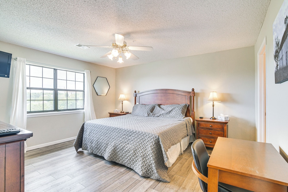 1 Mi to 76 Strip: Family Condo in Branson!