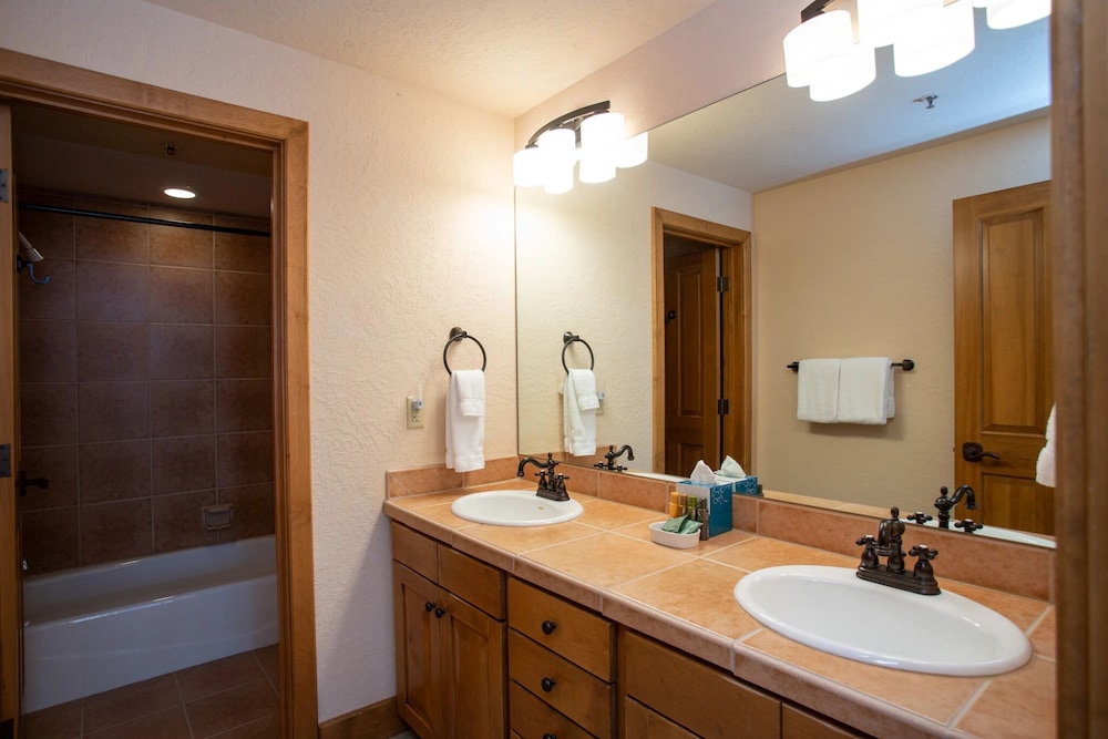 Sterling Lodge at Deer Valley Resort - Three Bedroom Condo with Hot Tub #108 3 Condo