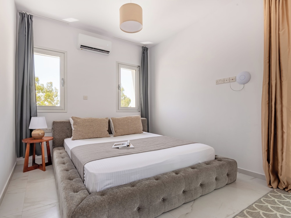 Sanders Cruise - Elegant Studio Apt With Balcony
