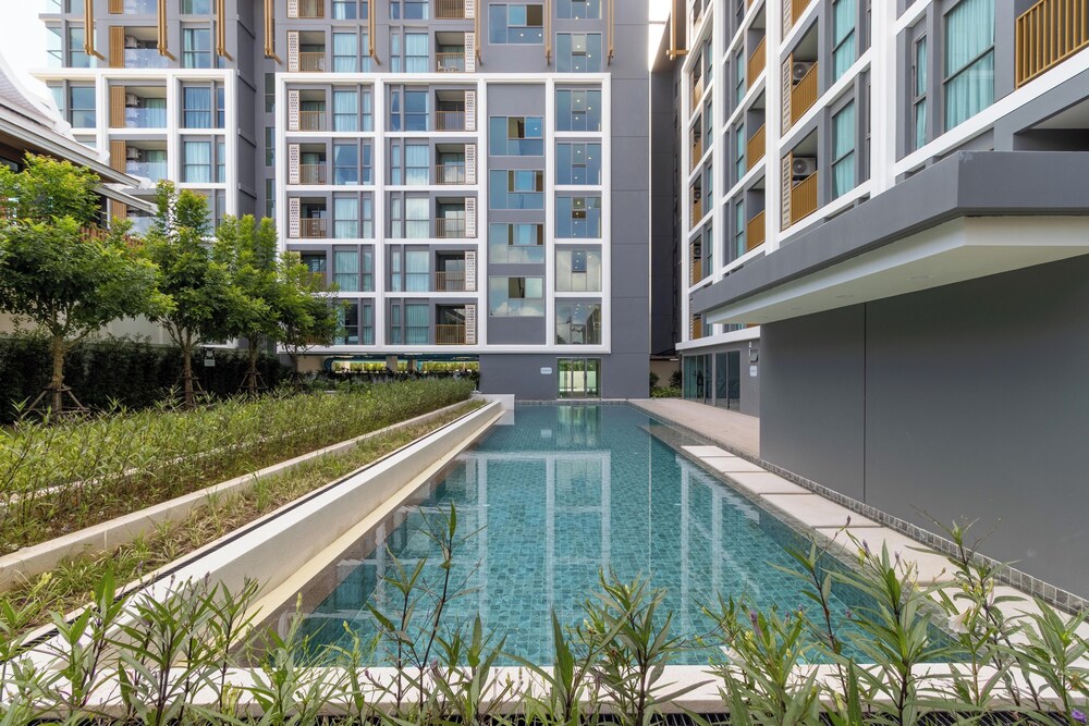 1BR with Pool Gym Great Location C246
