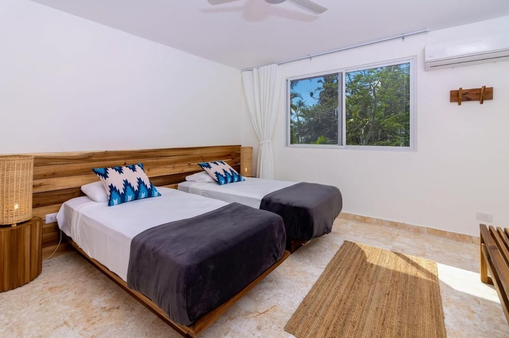 Room in Guest Room - Oceanfront Suite With Kitchenette Stunning Views & Secluded Luxury view 2