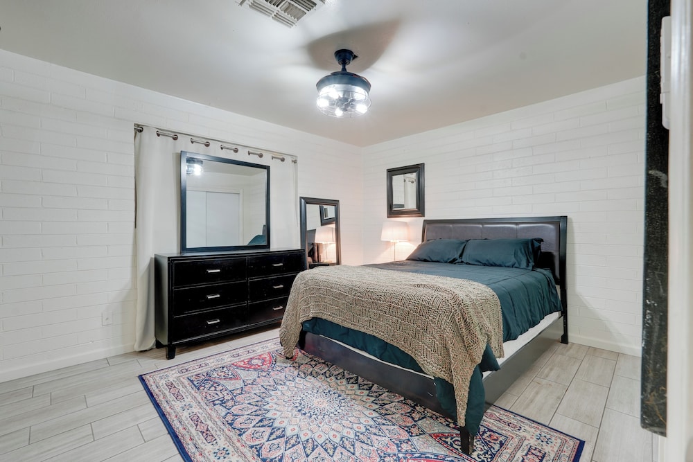 3 Mi to Dtwn Phoenix: Apt w/ Shared Patio