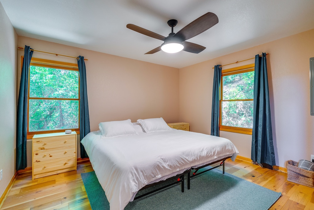 Cozy Murphy Cabin Retreat: Hot Tub & Mtn Views! view 5