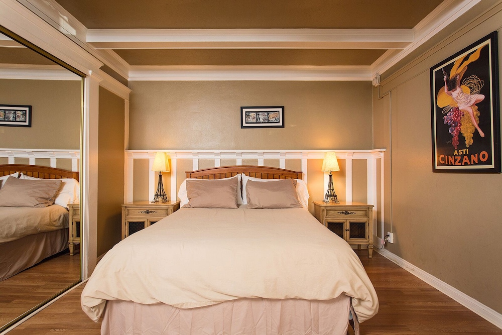 Hollywood Hills Suites