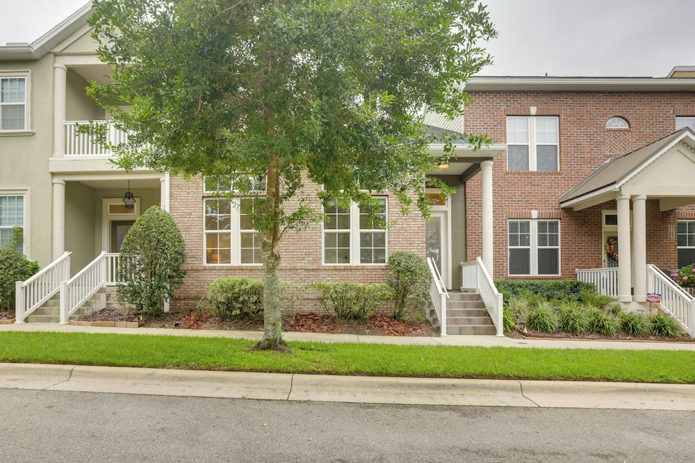 Townhome w/ Patio < 5 Mi to UF Campus!