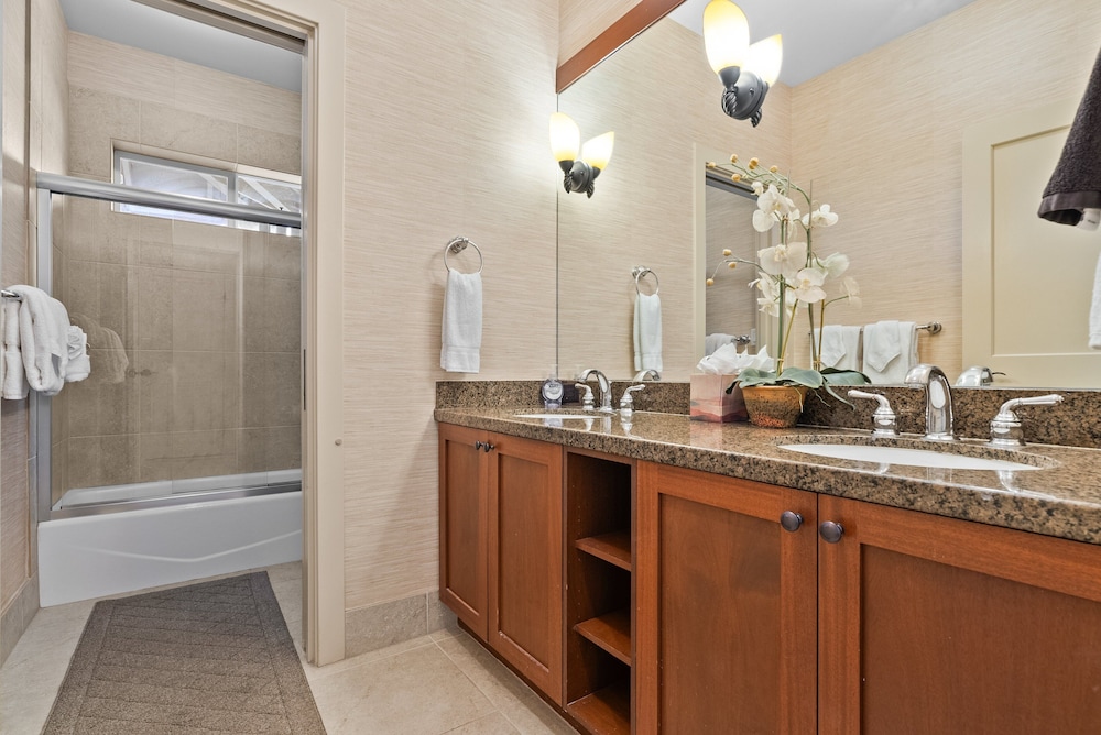 Peaceful Hawaiian Condo w Upscale Amenities - Near Dolphin Quest - Pool!- Vrkcv