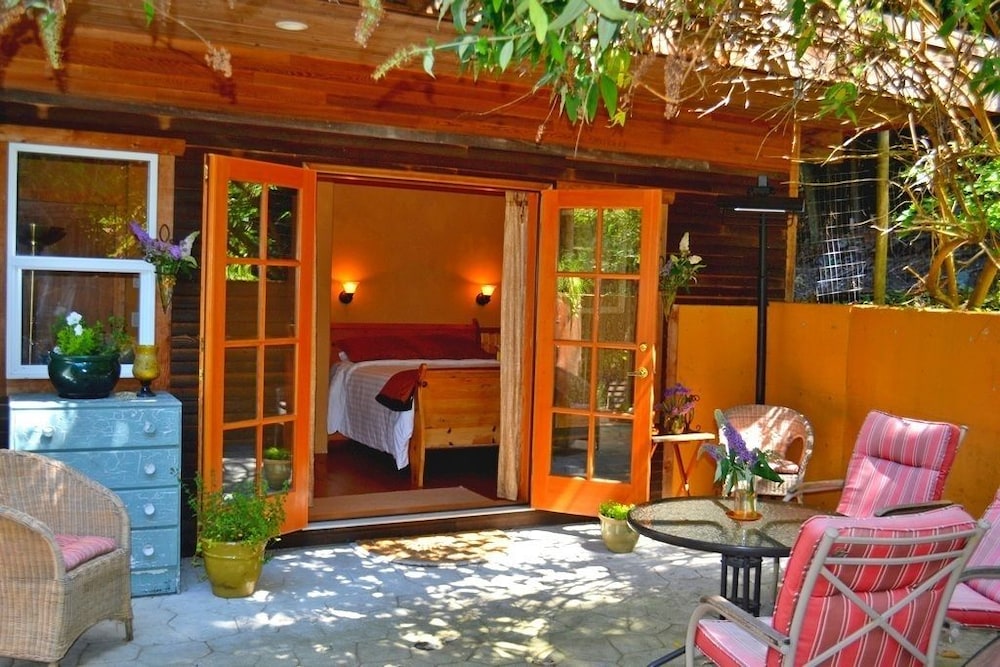 Alderwood Cottage & Suite - Bowen Island