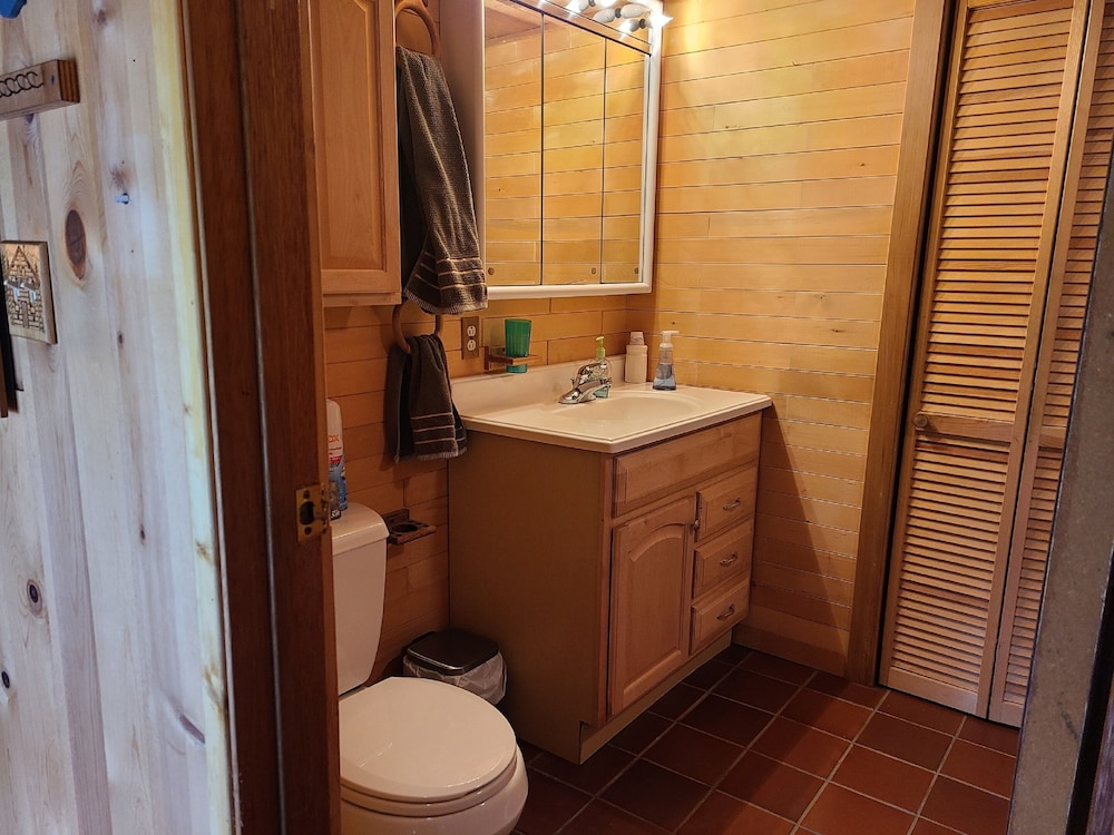 Two Bedroom Real Log Cabin With Wifi and EV Char ger