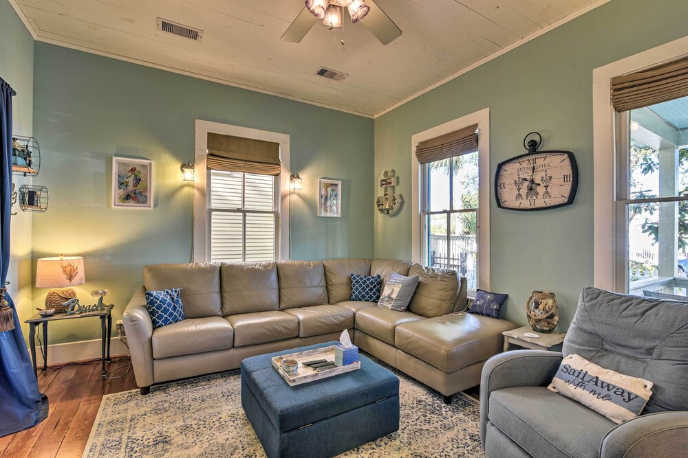 5 Blocks to Beach: Coastal Cottage in Galveston! view 2