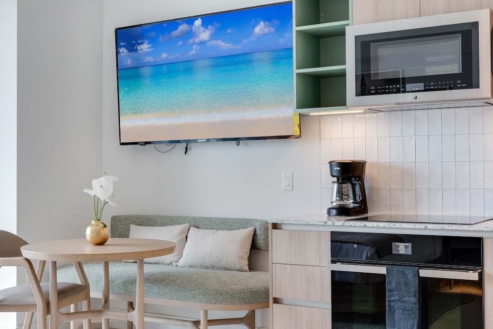 Bellini Breeze - Cozy Central Miami Pool and Gym