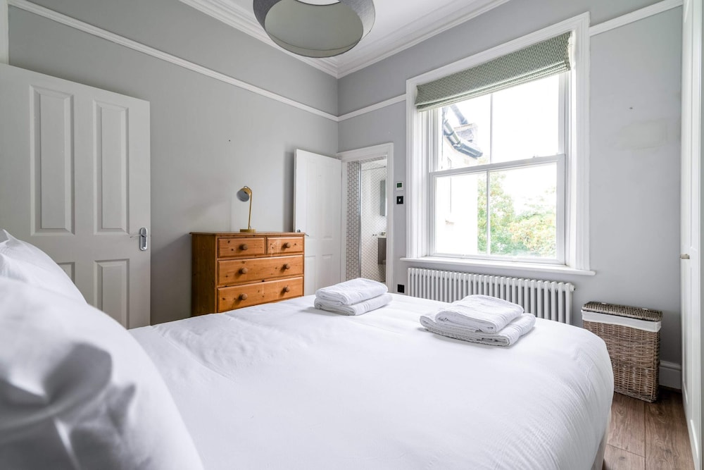 Beautiful One Bed Abode in the South West view 4