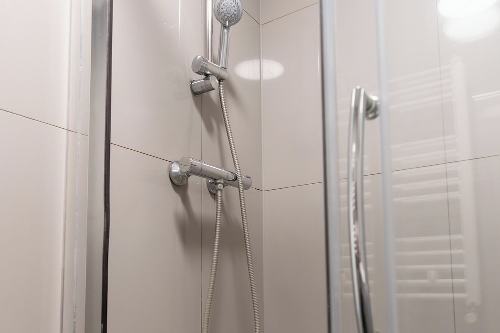 D'luxe 5-bed House - Sleeps 12 & Private Parking