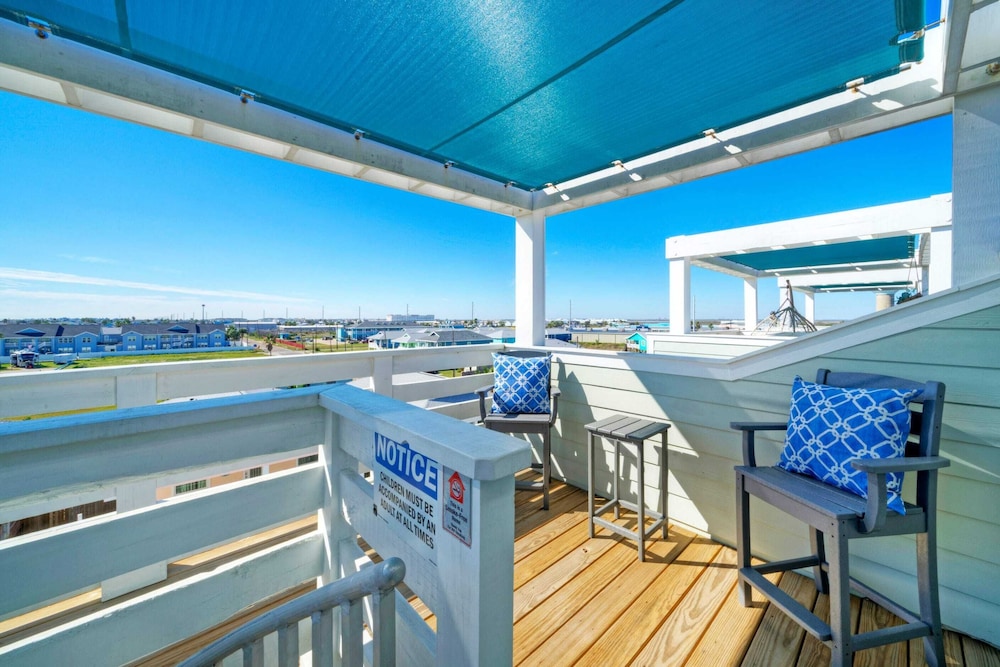 Sleeps 33! 4 Condos, Walk to the Beach, Resort-style Pool, Endless Summer Resort
