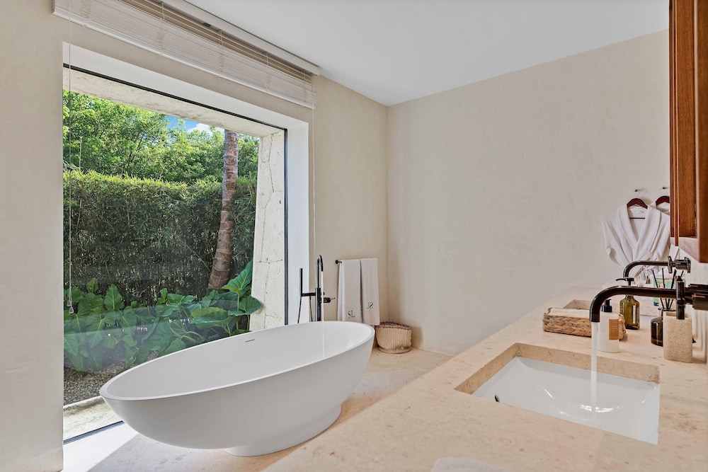 Magnificent 5BR Modern Tropical Villa With Pool