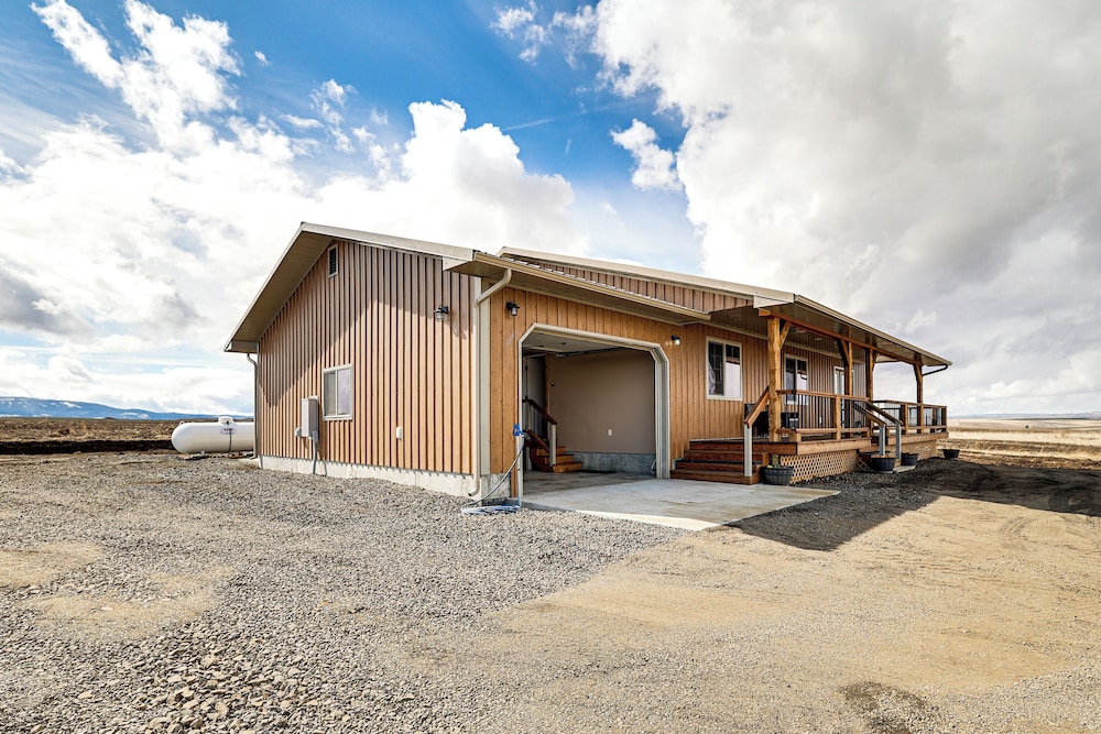 Wraparound Deck: Newly Built Home in Grangeville!