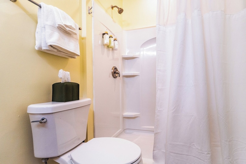3BR Getaway Hot Tub, Games & Family Fun