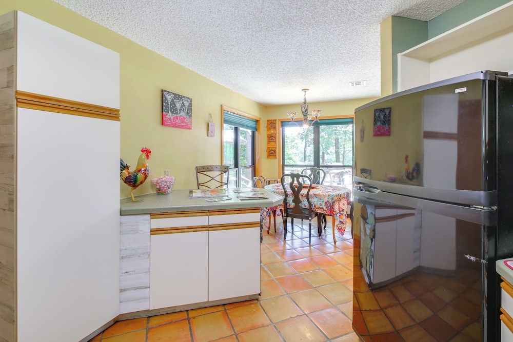 Secluded Lake Hamilton Access: Hot Springs Home