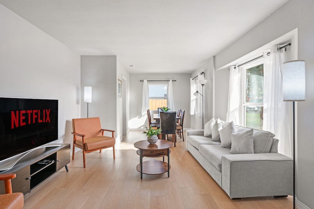 Luxury Modern Retreat w Spacious Yard Premium Comfort