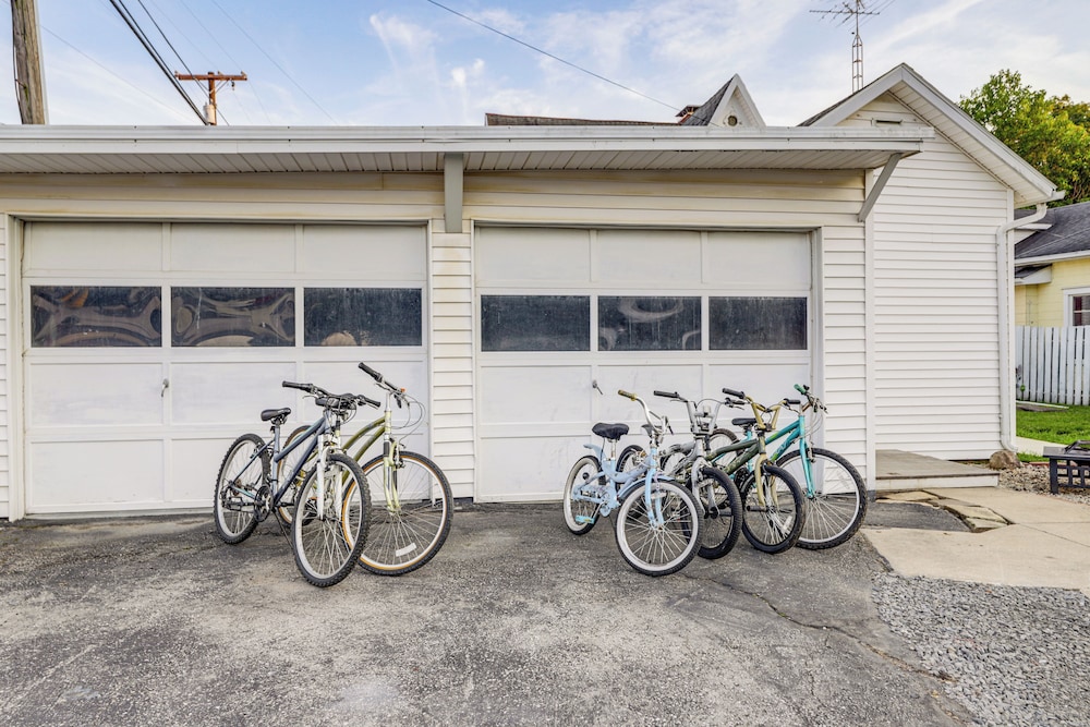 Walkable Group Getaway w/ Bikes in West Liberty!