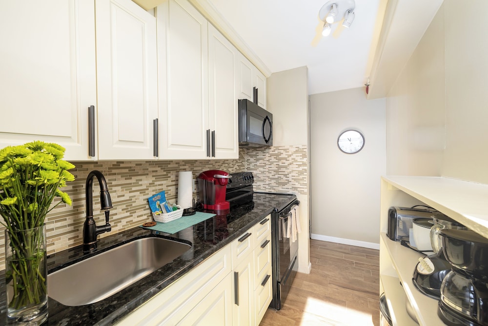 High Floor Ocean View Condo (King Bed and Parking): kitchen photo