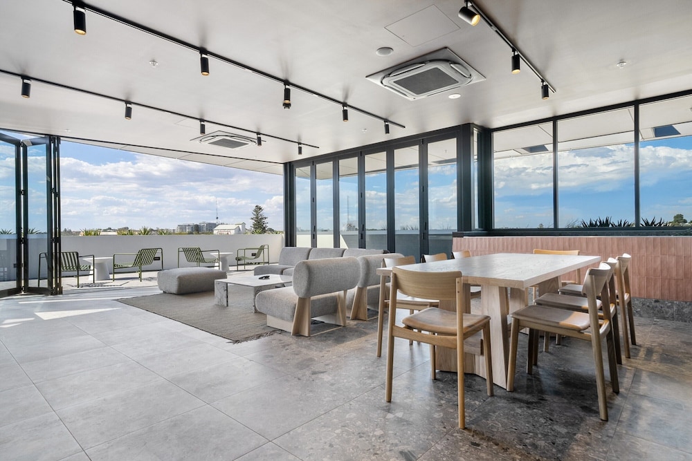 Chic Ground-floor Studio Near Local Cafes