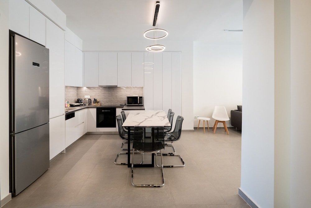 LIV - Luminous Spacious Apartment in Pagrati