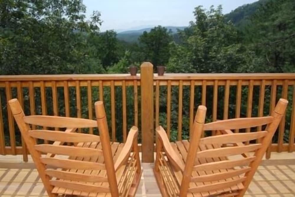 Sleepy Shamrock - 2 Bedrooms, 2 Baths, Sleeps 6 Home by RedAwning