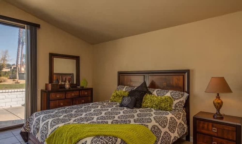 Stylish Condo With Golf Course Views