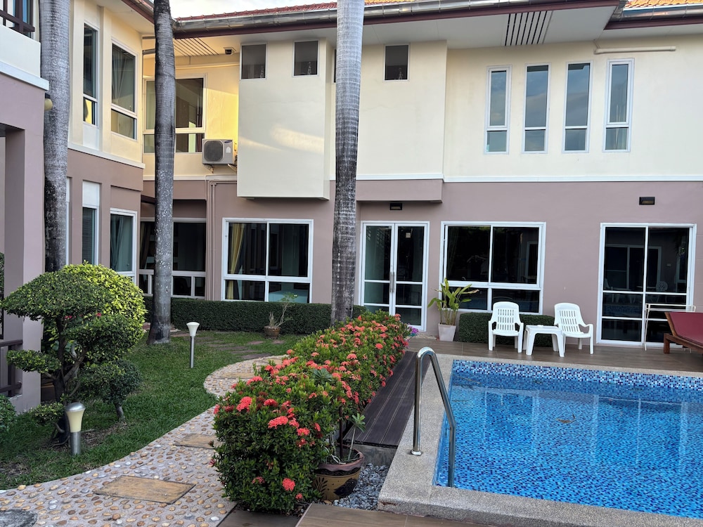 khun mai villa