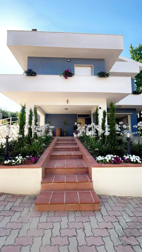 Ettore 3-bed Villa - Sleeps 6, Garden & Parking view 5