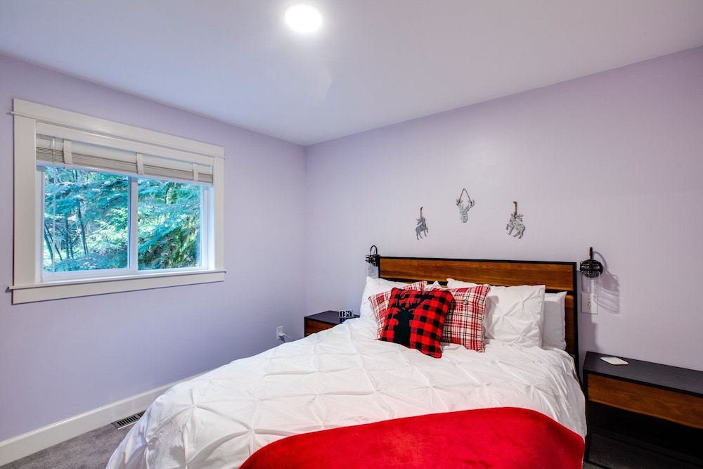 69SL - Upscale - Hot Tub - Wi-Fi - BBQ - Sleeps 8 view 5