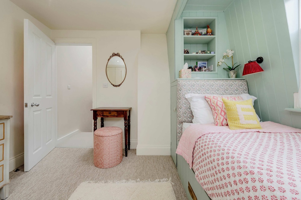 Stunning 4 bed Fulham Home With Garden