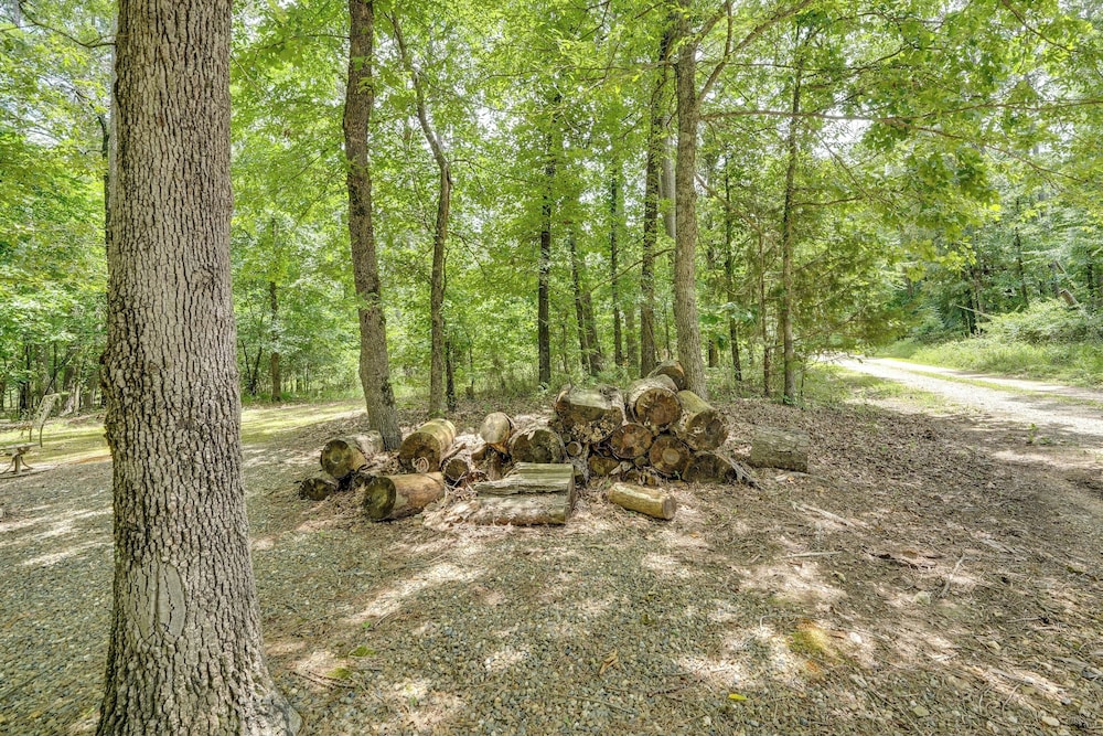 3 Mi to State Park & Lake: Broken Bow Cabin!