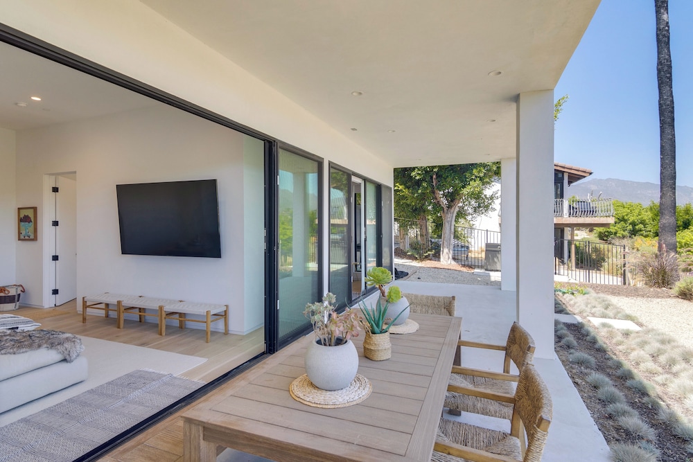 1 Mi to Point Dume: Mtn-view Escape w/ Patio!