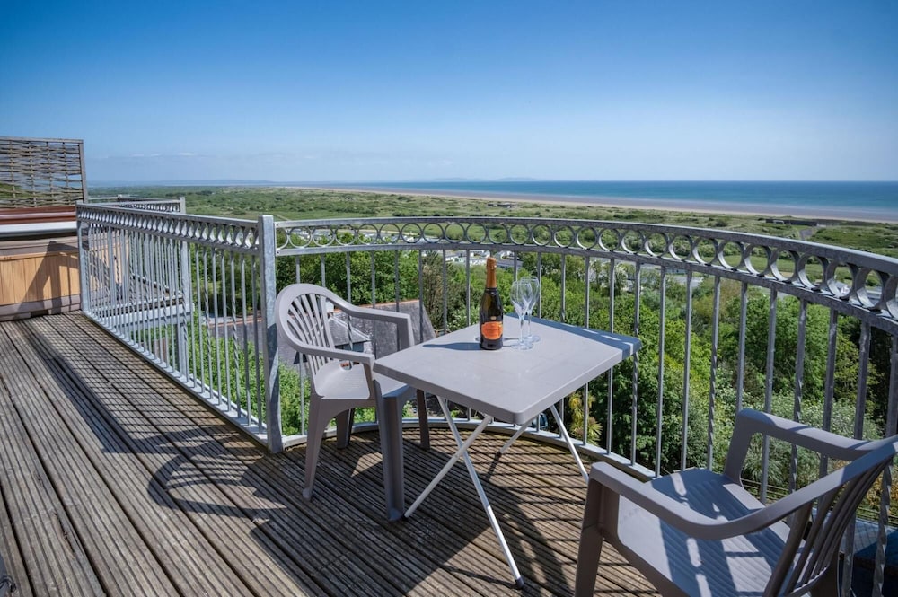 Manor View - 1 Bedroom Apartment - Pendine view 5