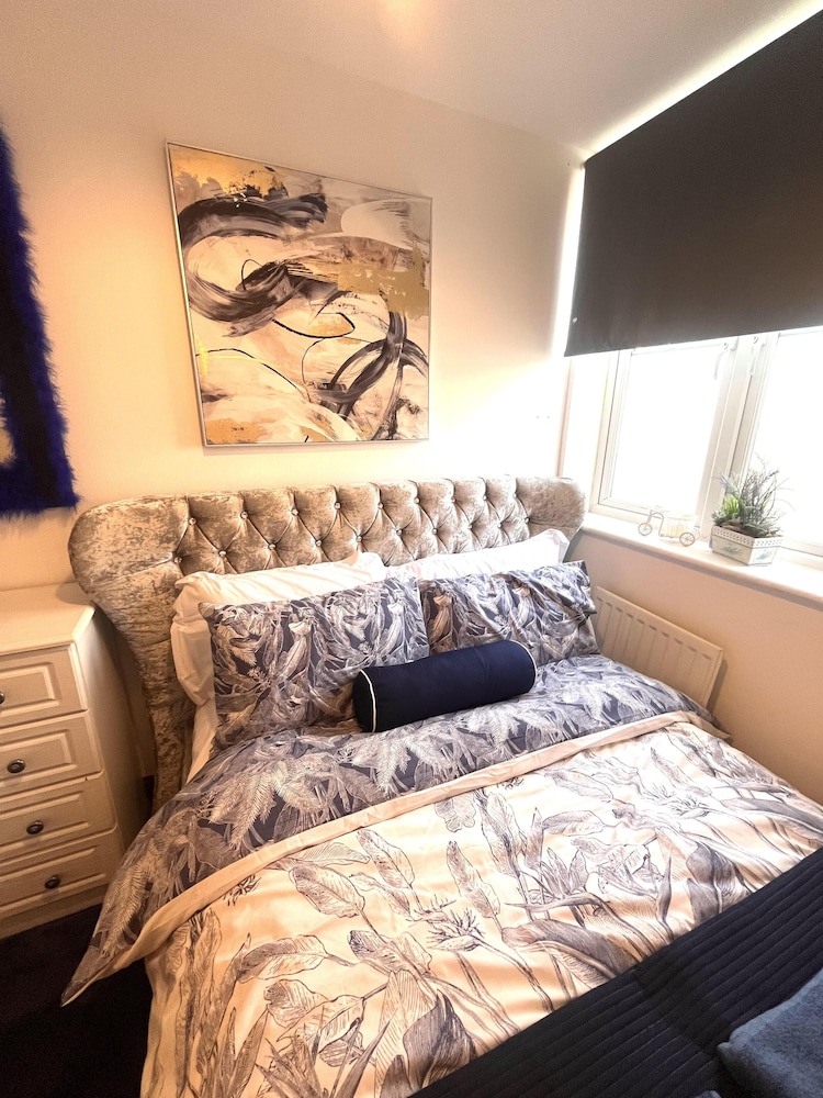 Beautiful 2 - Bed Apartment in Aylesbury view 3