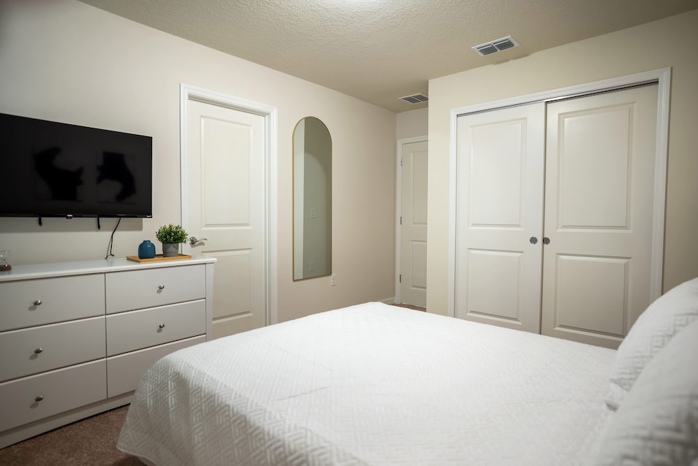 Stunning 10 Bed Home With Themed Rooms Pool