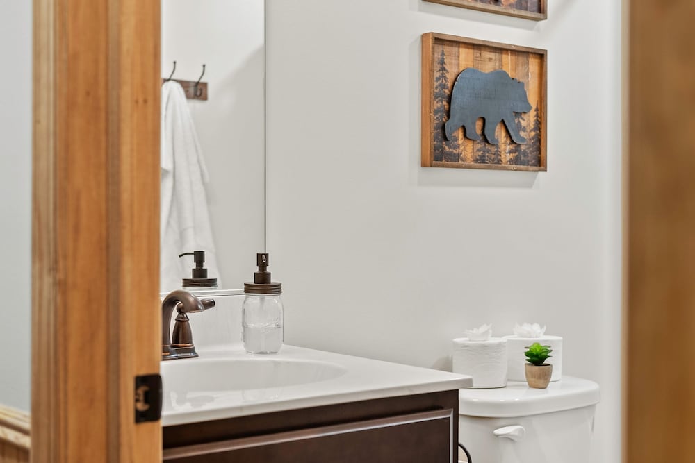 Bluejay Getaway by Avantstay Walk to Lake 7bdr Hot Tub Pool Table