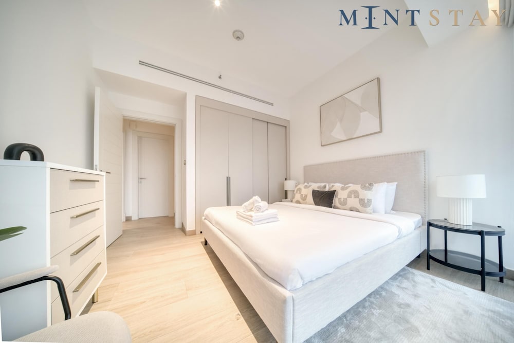 Exclusive 2BR Apt With Superb Balcony Marina Views