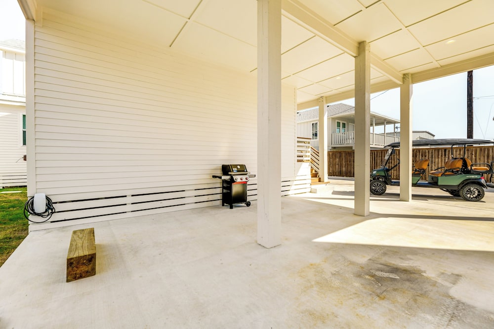 1 Mi to Beach: Home w/ Pool Access in Port Aransas