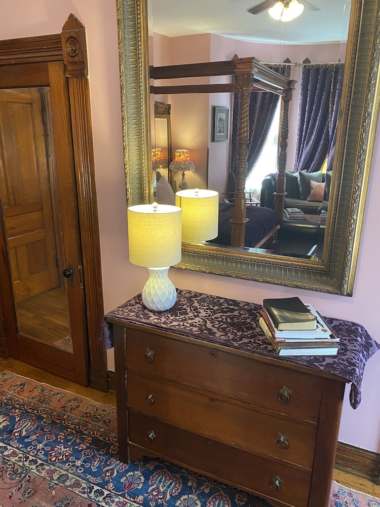 Vineyard Mansion & Carriage House Bed & Breakfast