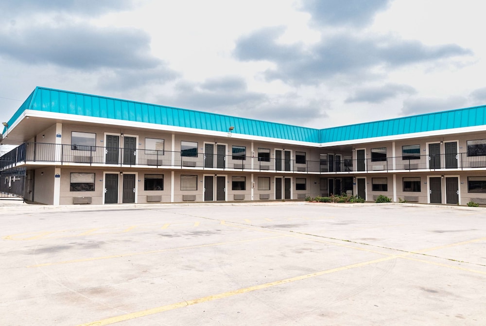 Hotel Days Inn by Wyndham Central San Antonio NW Medical Center - Image 1