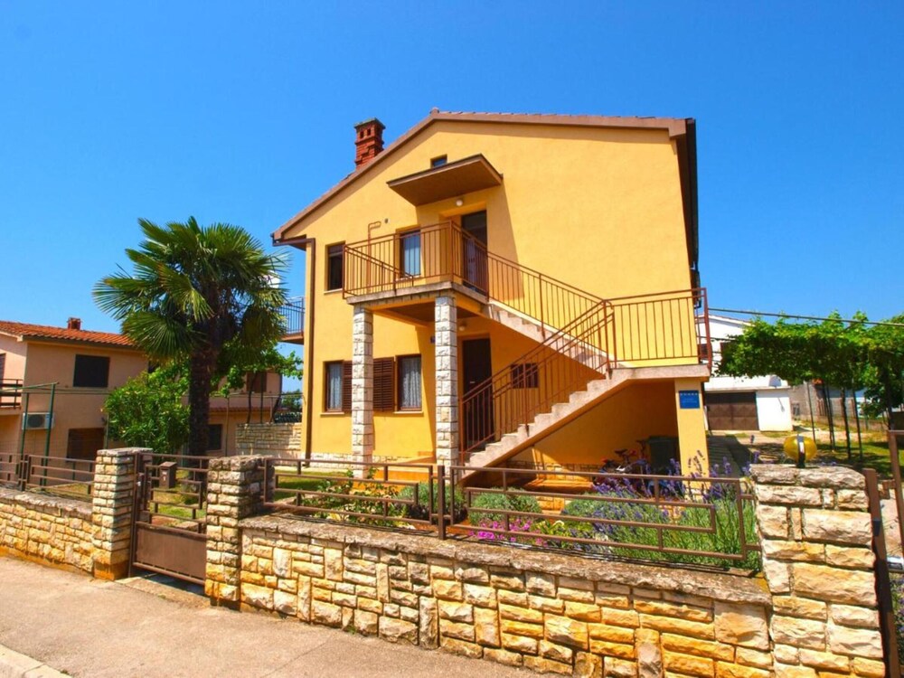 Cozy Apartment in Peroj